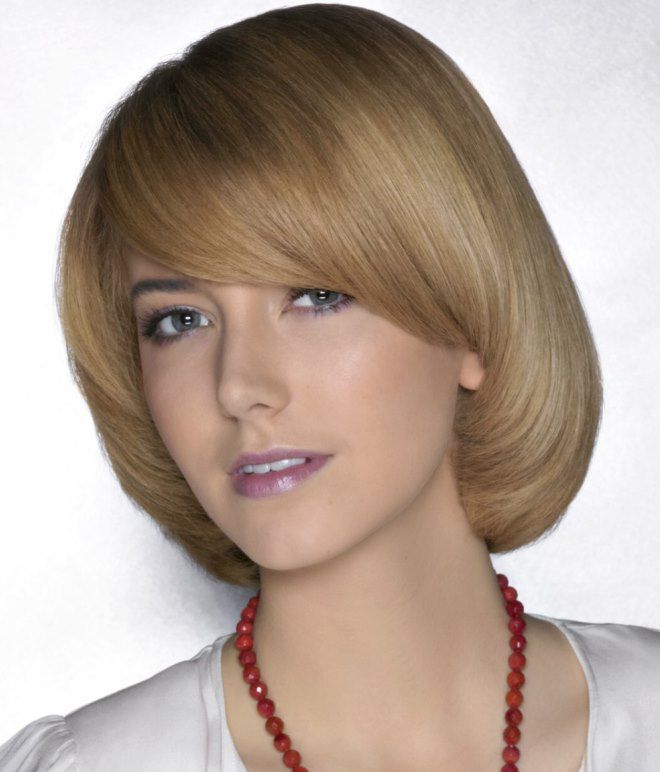 Coiffures pour femmes pour cheveux mi-longs pour un visage rond